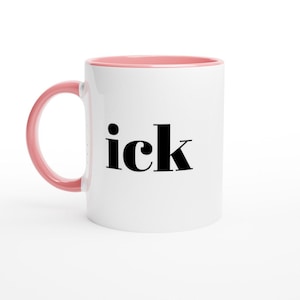 Puede incluir: Una taza de cerámica blanca con un borde y un asa de color rosa. La taza tiene la palabra "ick" impresa en negro en la parte delantera.