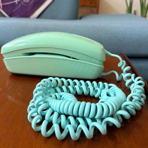 Klasyczny system dzwonkowy Aqua Trimline z lat 60. XX wieku firmy Western Electric z przyciskiem do telefonu stacjonarnego