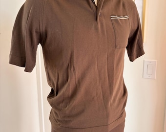 Camisa vintage de los años 70, color marrón oscuro, cómoda y elástica, con cuello.