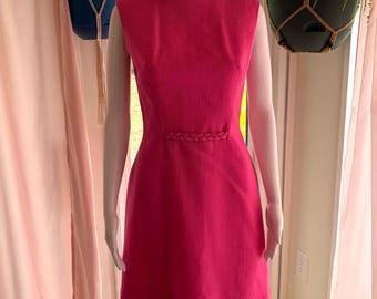 Vestido recto vintage rosa vibrante de los años 60