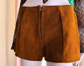 Pantaloncini shorts in pelle scamosciata con cerniera, modello Hotpants, The Leather Shop by Ronaldo, vintage anni '60.