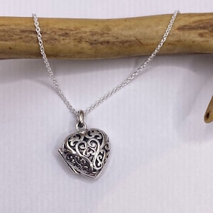 Vintage Silver Photo Locket Pendant Necklace | 925 Sterling Silver Chain Necklace Tiny Locket for Small Photos or Memory Charm Necklace