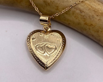 Pequeño collar con medallón de corazón dorado (para fotos pequeñas, cadena plateada)