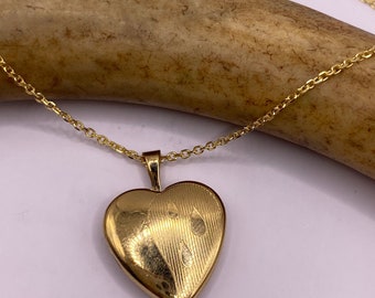 Vintage Tiny Gold Heart Photo Locket Necklace 9K Gold Filled Memory Charm Engraved with Teardrops/Raindrops on Delicate Gold Chain