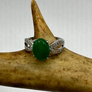 Vintage Silver Jade Cocktail Ring: Green Gemstone Statement