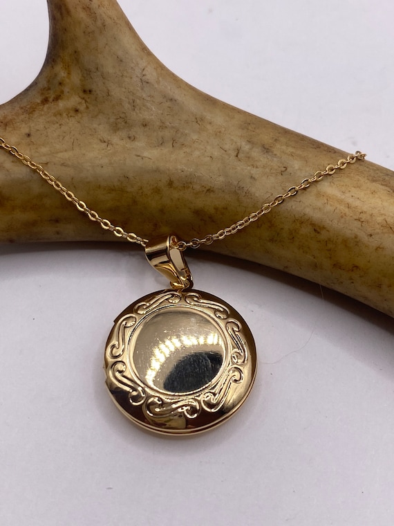 Vintage Gold Locket | Tiny Round Etched Engraved 9