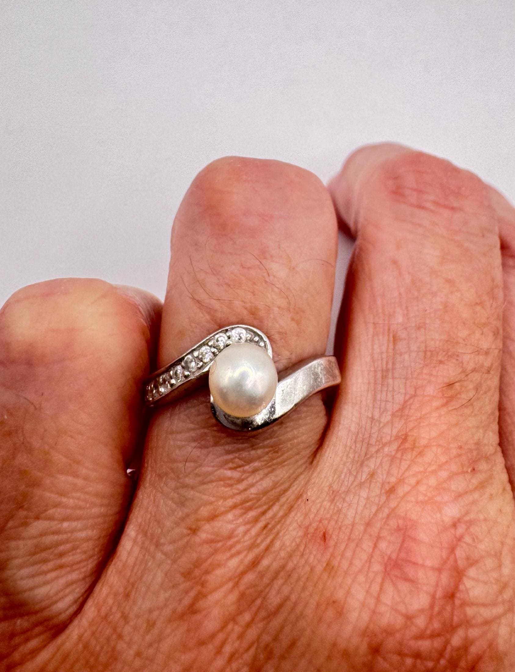 Anello Cocktail Diamante E Perla Finta - Regolabile - Argentato - Avalaya