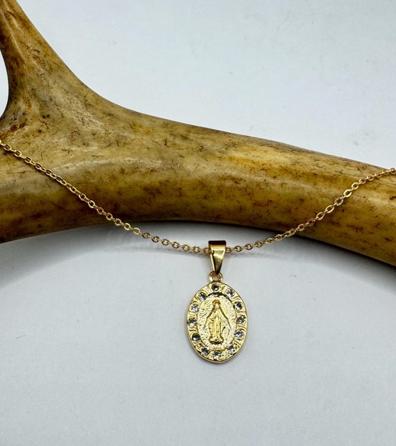 Collana con croce ovale in stile vintage minimalista in oro 18 carati, gioiello in acciaio inossidabile, fede cristiana, regalo religioso, nero, bianco, blu, rosa e grigio. - Italia