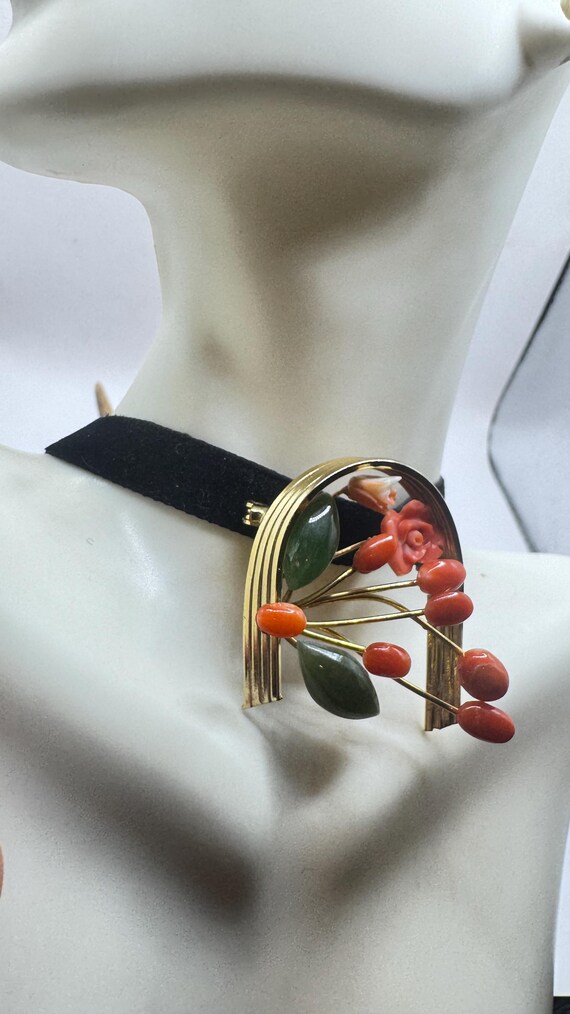 Broche Maty En Plaqué Or En Forme De Rose Sertie De Corail Et De Jade Vert Véritables - Neuf Sans Boîte