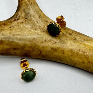 Pendientes vintage de oro con jade verde / Piedra natal de cristal de jade verde / Pendientes de botón rellenos de oro de 12 k