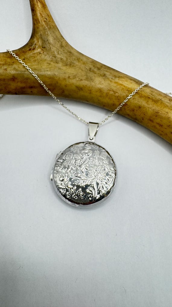 Vintage Sterling Silver Photo Locket: Engravable Memory Charm
