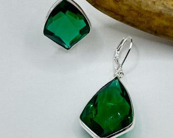 Vintage groen glazen hangoorbellen sterlingzilver met beugels