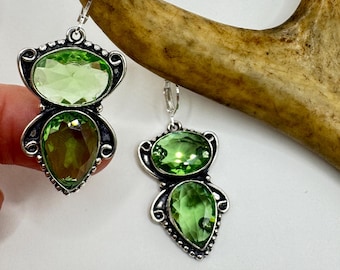 Vintage groen glazen hangoorbellen sterlingzilver met beugels