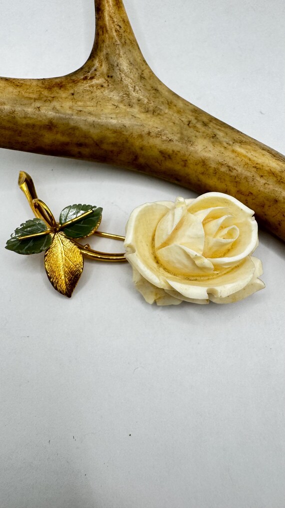 HAISWET Retro Gold Tone Multicolor Flower Brooch Pin - Women's Shawl & Sweater Accessory