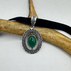 Vintage Grüner Onyx Choker Halskette - Bronze und Silber Finish - Einzigartiges Samtband Design