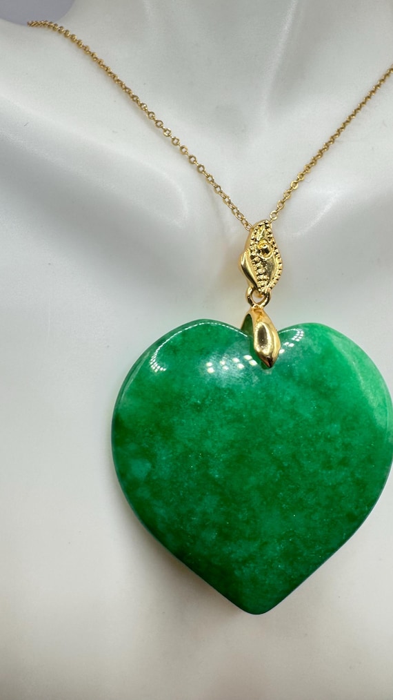 Pendentif Cœur En Jade Vert Véritable Sur Collier Vintage Couleur Or - État Neuf (stock Ancien)