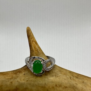 Anillo vintage de plata con piedra verde / Montura inspirada en el jade para cóctel de la suerte / Joyería vintage, regalo para ella