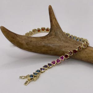 Vintage Regenbogen-Tennisarmband mit Herz aus Zirkonia: Goldene Sterlingsilber-Geschenkverpackung, schneller Versand