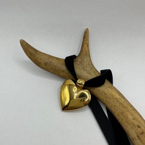 Collana girocollo in velluto con ciondolo a forma di piccolo cuore con foto ricordo in oro vintage / Ciondolo in acciaio inossidabile dorato per contenere una piccola foto o un ricordo per animali domestici