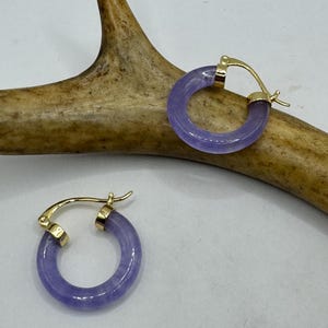 Pendientes vintage de aro de la suerte de jade, lavanda y oro