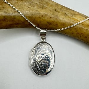 Collana con medaglione ovale in argento sterling / Ciondolo con foto incisa dal design vintage / Regalo ricordo per lei