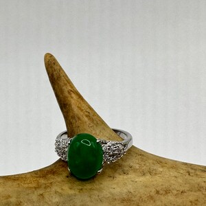 Vintage Green Jade Ring – Silver-Finished Bronze Setting, Unique and Elegant Statement Piece