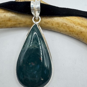 Vintage Grüner Blutstein Choker Halskette - Bronze und Silber Finish - Einzigartiges Samtband Design