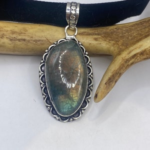 Vintage groene labradoriet choker ketting - brons en zilveren afwerking - uniek fluwelen lintontwerp
