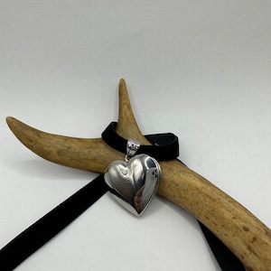 Ciondolo portafoto a forma di cuore vintage: girocollo in argento inciso con nastro di velluto