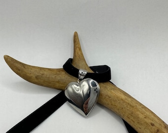 Vintage Herz-Fotomedaillon: Geätztes Silberchoker mit Samtband