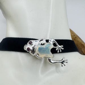 Broche vintage de rana con ópalo blanco: gargantilla de terciopelo de plata de ley 925
