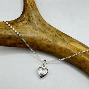 Vintage winzige Mini Floating Heart Halskette Zierliche 925 Sterling Silber Kette, Delikates Design Laird Stacking Look