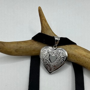 Collana con medaglione fotografico vintage / Ciondolo con piccolo ciondolo con design inciso a cuore in argento / Girocollo con medaglione fotografico in acciaio inossidabile