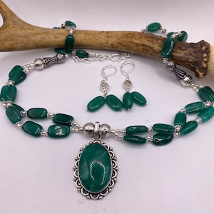 Conjunto de collar vintage de bronce y plata con cuentas de ónix verde