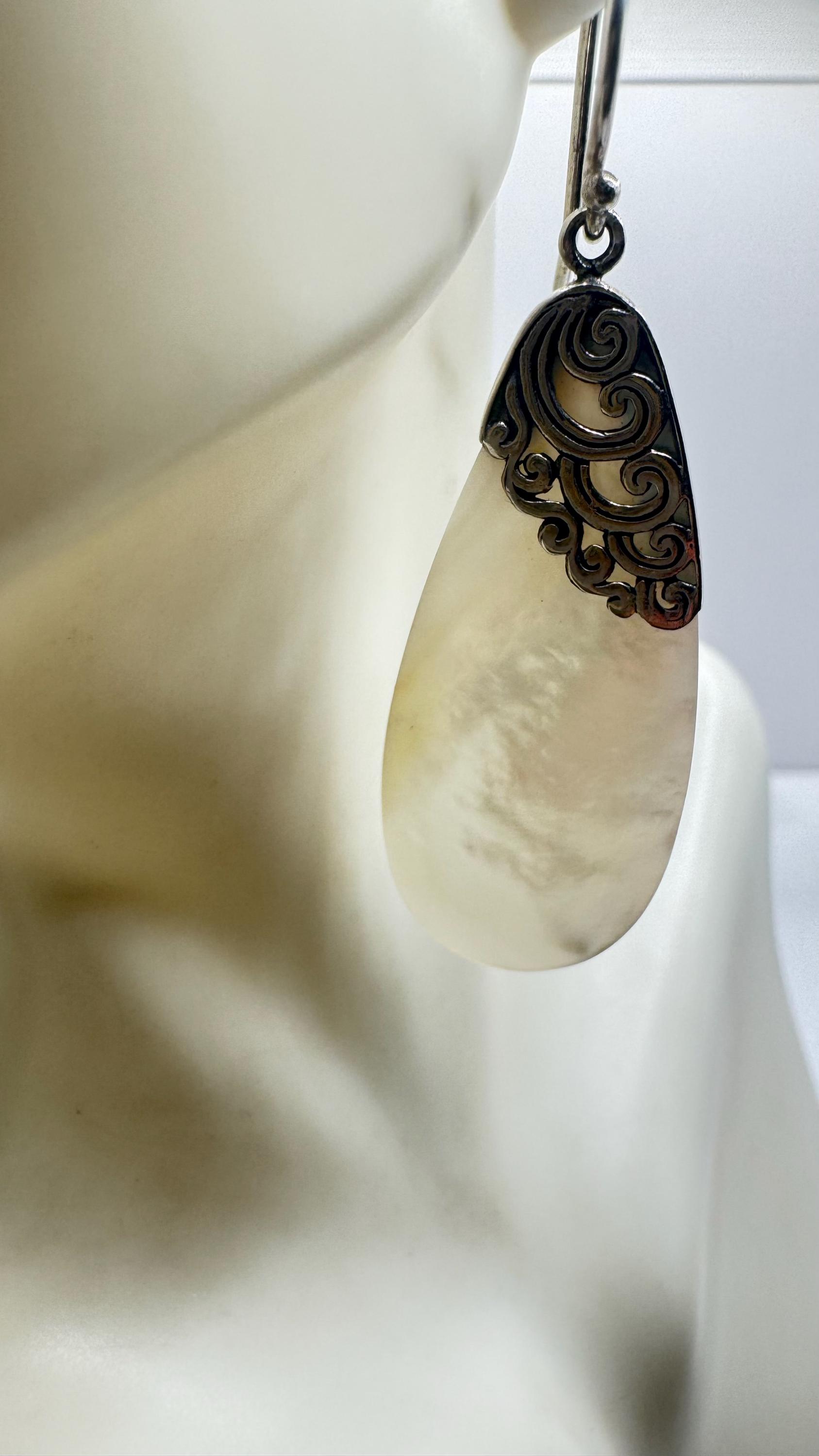 Orecchini Con Cerchi Di Madreperla E Howlite Ovale Rosa Cristalli A Goccia Bianchi Alluminio