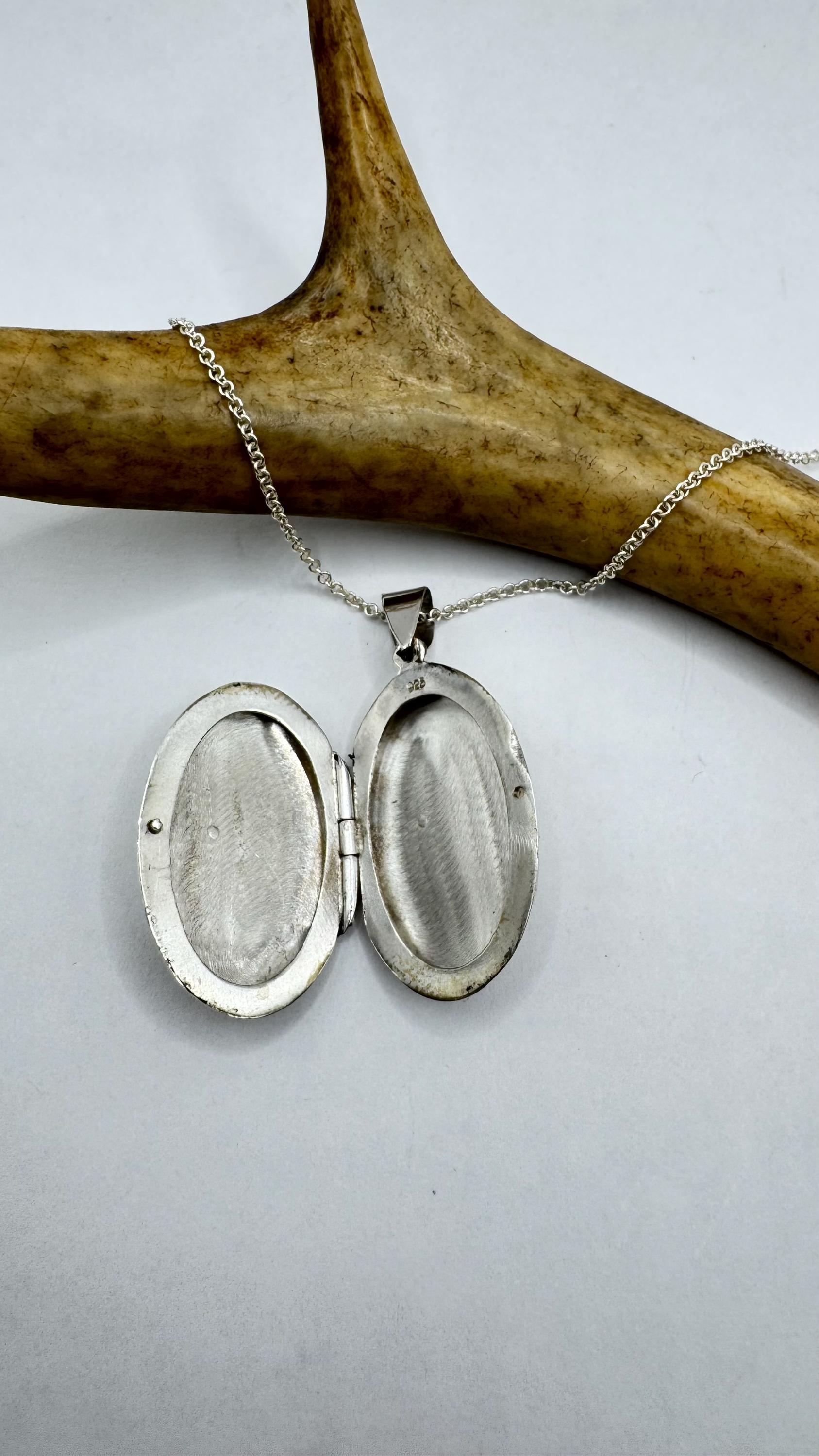 Collana con ciondolo a forma di medaglione con foto ovale in
