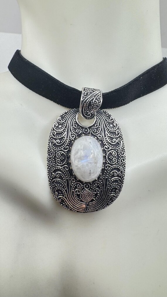 Collana con ciondolo girocollo in velluto nero con pietra di luna arcobaleno in argento e bronzo vintage - Italia