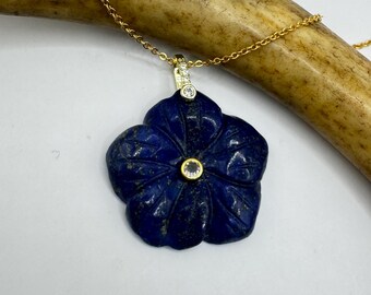 Collana in oro giallo con tre cuori - Sari Gold