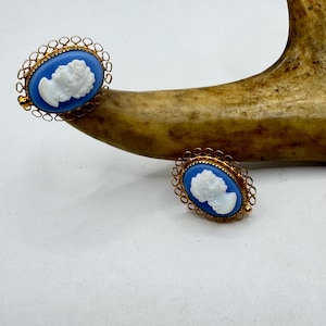 Pendientes vintage de botón con camafeo de cuña azul y blanco con relleno de oro y rosca trasera