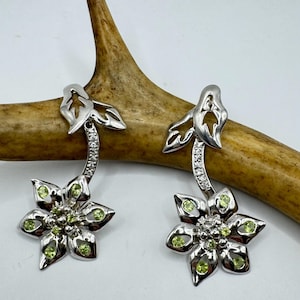 Vintage Daisy Flower Earrings | Green Peridot Chandelier Earrings Set in 925 Sterling Silver