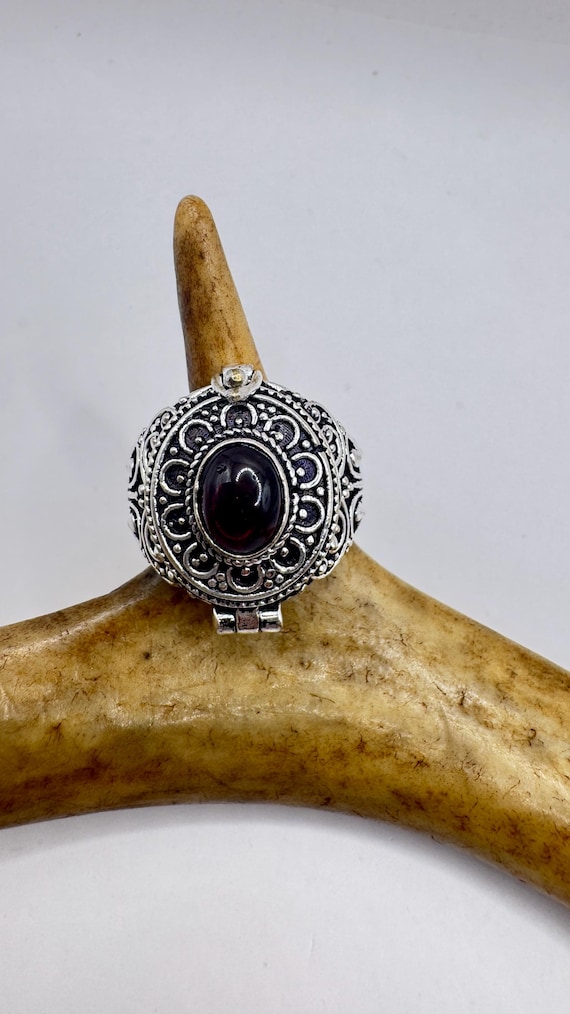 Bague Poison En Métal Argenté Avec Cabochon Rouge - Taille 55, Sans Marque, Neuf Sans Emballage