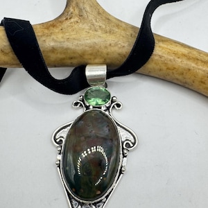 Vintage Grüner Jaspis Choker Halskette - Bronze und Silber Finish - Einzigartiges Samt Band Design