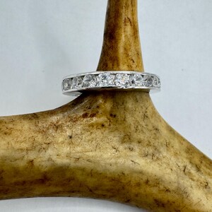 Anello vintage in argento sterling 925: fascia dell&#39;eternità con cristalli trasparenti