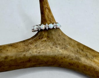 Anillo apilable vintage de ópalo de fuego en plata de ley: joyería minimalista de promesa