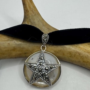 Gargantilla vintage con colgante de estrella y pentagrama de nácar, cadena de cinta de plata de ley 925
