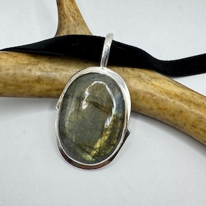 Vintage Green Labradorite Choker Necklace - Bronze and Silver Finish - Unique Velvet Ribbon Design