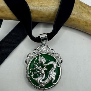 Vintage Grün Jade Deko Drachen Anhänger Halskette Schwarz Samt Choker Silber Bronze