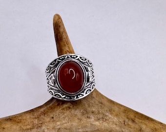 Bague en cornaline, pierre ovale, style affirmé, filigrane