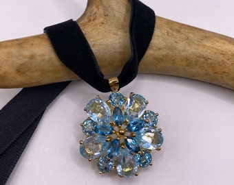 Collana vintage con ciondolo in oro / Corona di fiori con pietre preziose acquamarina e topazio blu / Girocollo con nastro di velluto in argento sterling 925 dorato