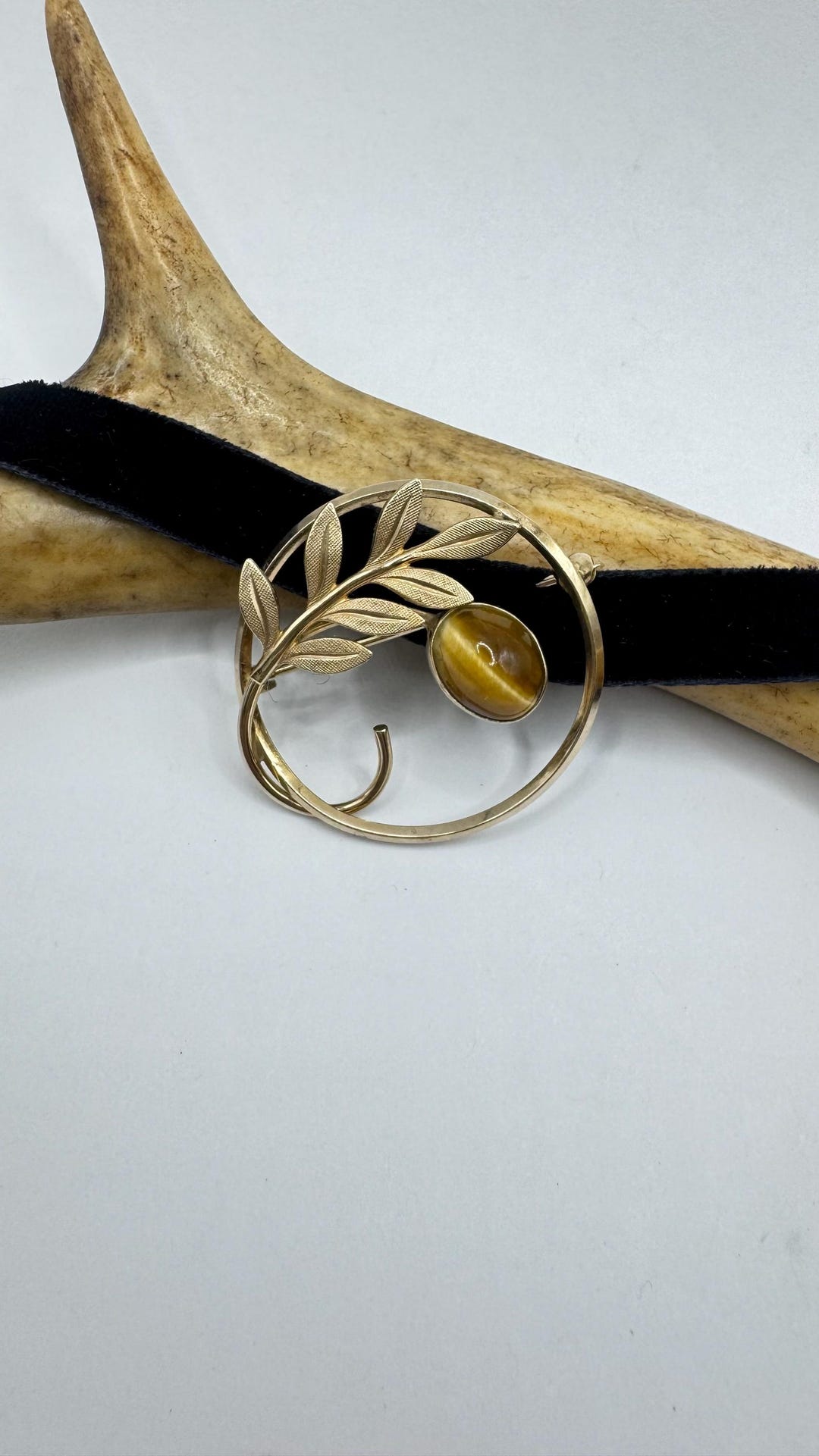 タイガーアイフラワーブローチピン - ゴールドフィルドブラック